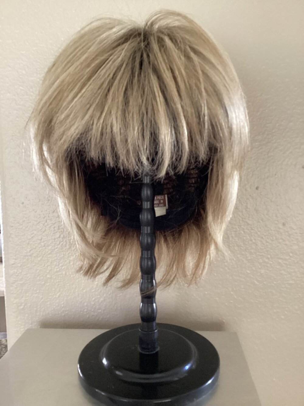 Acrylic wig, style - shag, color - creamy toffee
